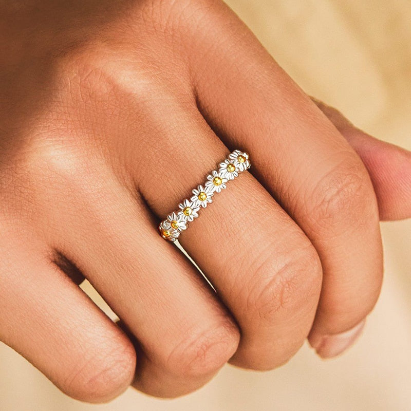 Daisy chain diamond ring Clearance